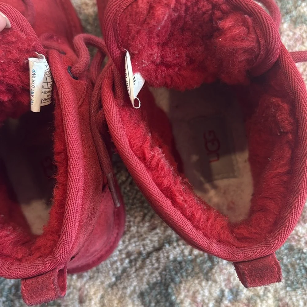 UGG vibrate red